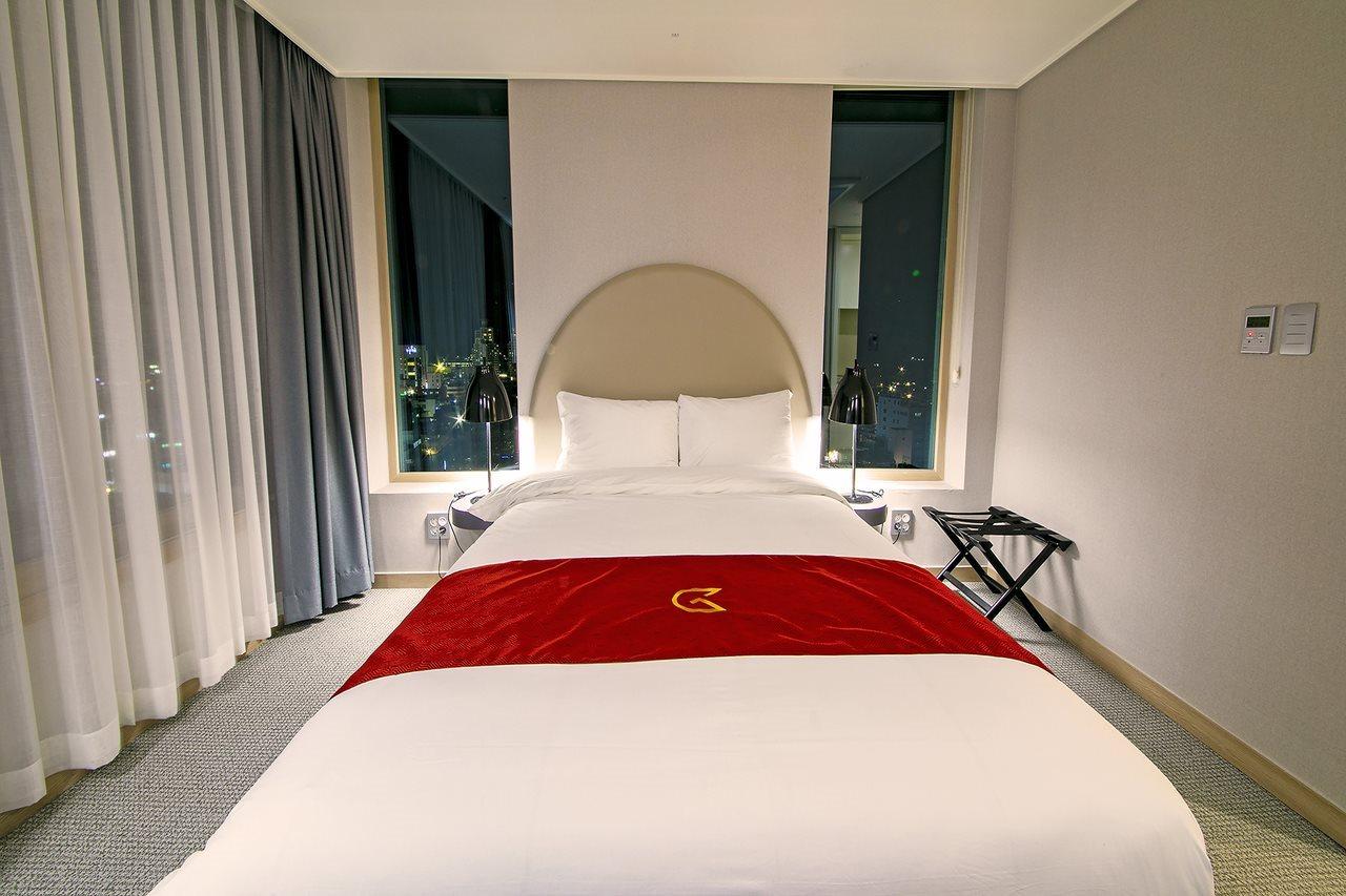 Golden Tulip Essential Namgang Hotel Jinju Bagian luar foto