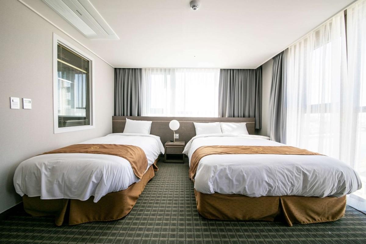 Golden Tulip Essential Namgang Hotel Jinju Bagian luar foto